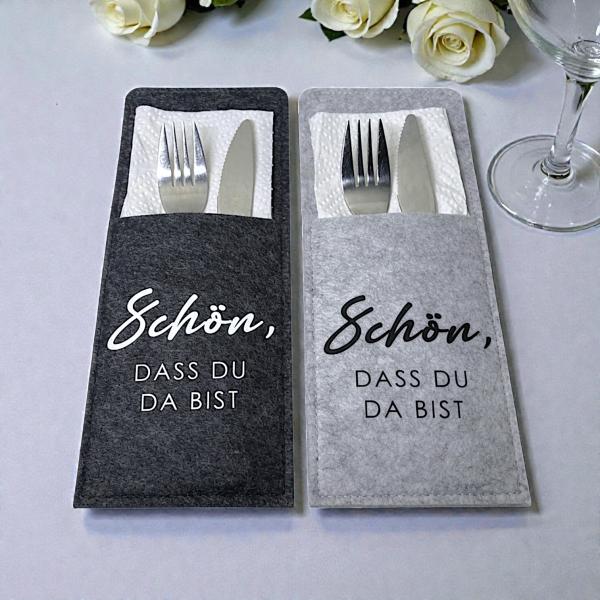 Filzbestecktaschen in Anthrazit und Grau mit Spruch „Schön, dass du da bist“, verschiedene Setgrößen.